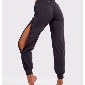 Namastetics wander pant in black. Never worn!!